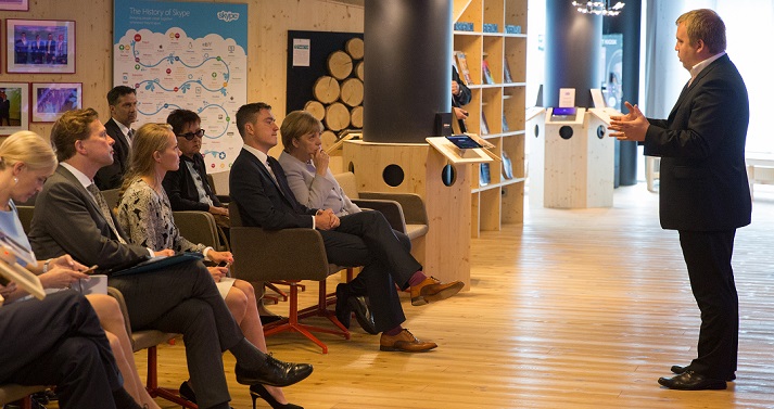 Bundeskanzlerin Angela Merkel und der estnischen Premierminister Taavi Rõivas lauschen interessiert den Ausführungen des estnischen Digital-Beauftragten Siim Sikkut. Während ihres Besuchs in Estland am Mittwoch und Donnerstag besuchte die Kanzlerin auch den E-Estonia Showroom, wo innovative Lösungen präsentiert werden, unter anderem Timbeter, eine Industrie 4.0 Foto-App zur Holzvermessung . Der berühmte Skype VoIP-Dienst ist ein weiteres Beispiel für die lebendige Start-up-Landschaft des kleinen baltischen Landes und seine Bemühungen die Digitalisierung weiter voranzutreiben. Foto: Tauno Tõhk