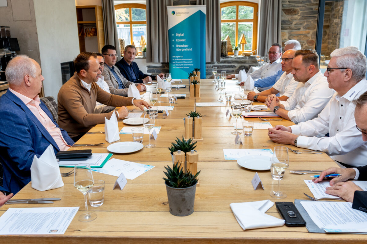 Prof. Lutz Neumann (Rektor Duale Hochschule Plauen), Michael Scheibner (CEO GK), Sören Voigt (MdL), Thomas Hennig (Landrat Vogtlandkreis), Tobias Zimmer (GF Emnis GmbH), Steffen Gierth (GF OHB Vogtland GmbH), Ronald Sieber (CTO SYS TEC electronic AG), Lutz Lohse (GF envia TEL GmbH), Alexander Dierks (Landtagspräsident), Andreas Wolske (axilaris GmbH) und Norbert Eder (Vorstand SWS digital e.V.) (v.l.n.r.) Foto: René Müller/GK Software SE (01.10.2026)